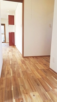 無垢のフローリングが気持ちいいＺＥＨの家