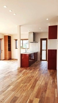 無垢のフローリングが気持ちいいＺＥＨの家