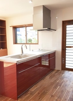 無垢のフローリングが気持ちいいＺＥＨの家