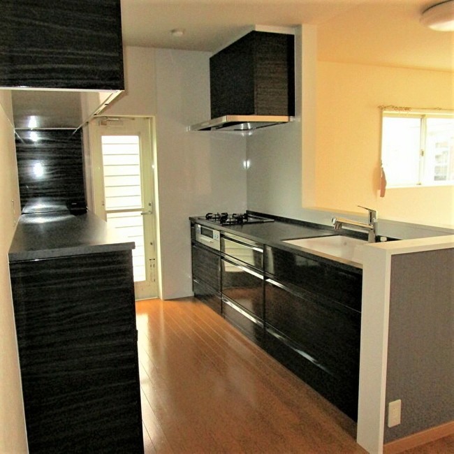 システムキッチン、システムバスを取り替えてシックな雰囲気に！