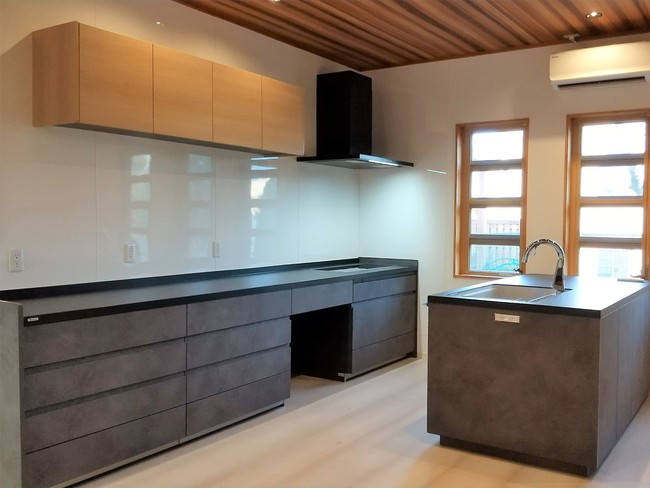 アイランド型に取り替えてオープンなキッチンにリノベーション