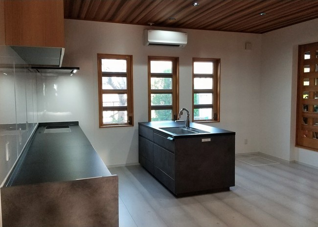 アイランド型に取り替えてオープンなキッチンにリノベーション